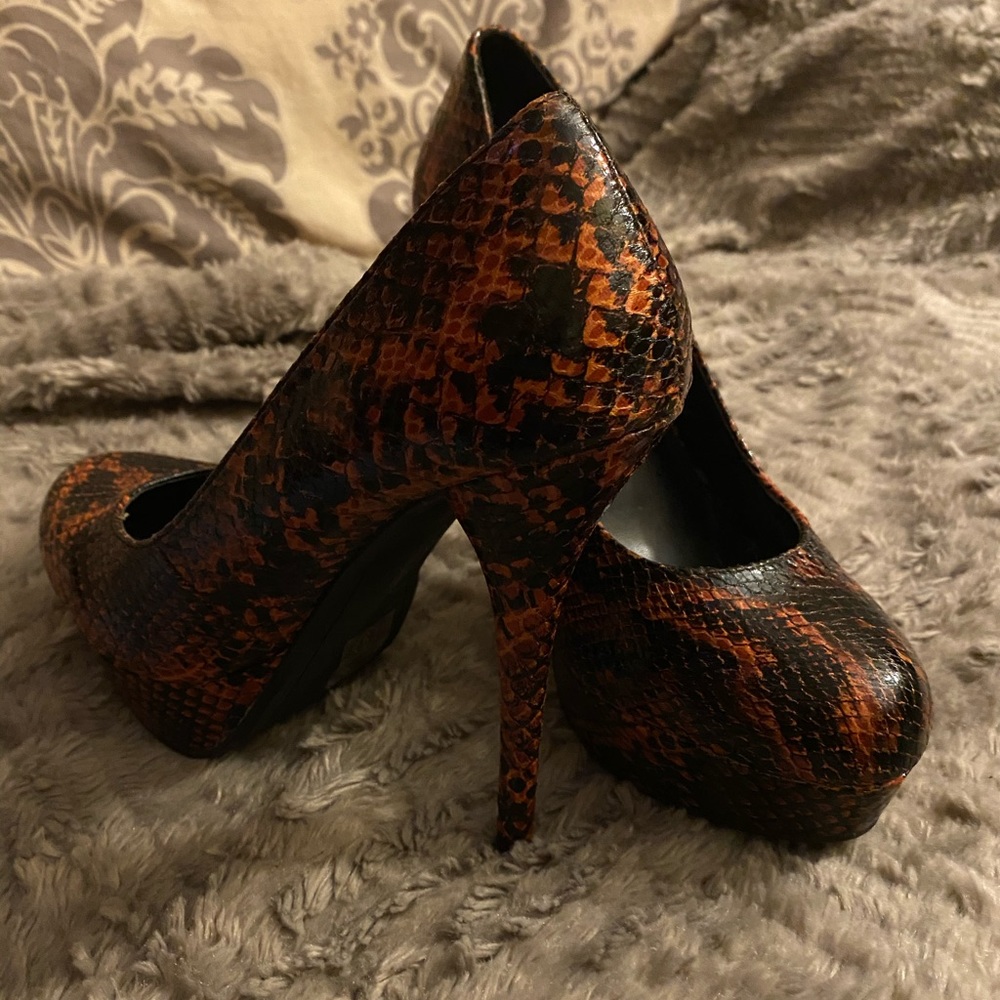 Orange / Black Python Heel Pumps. Size 9 - image 3